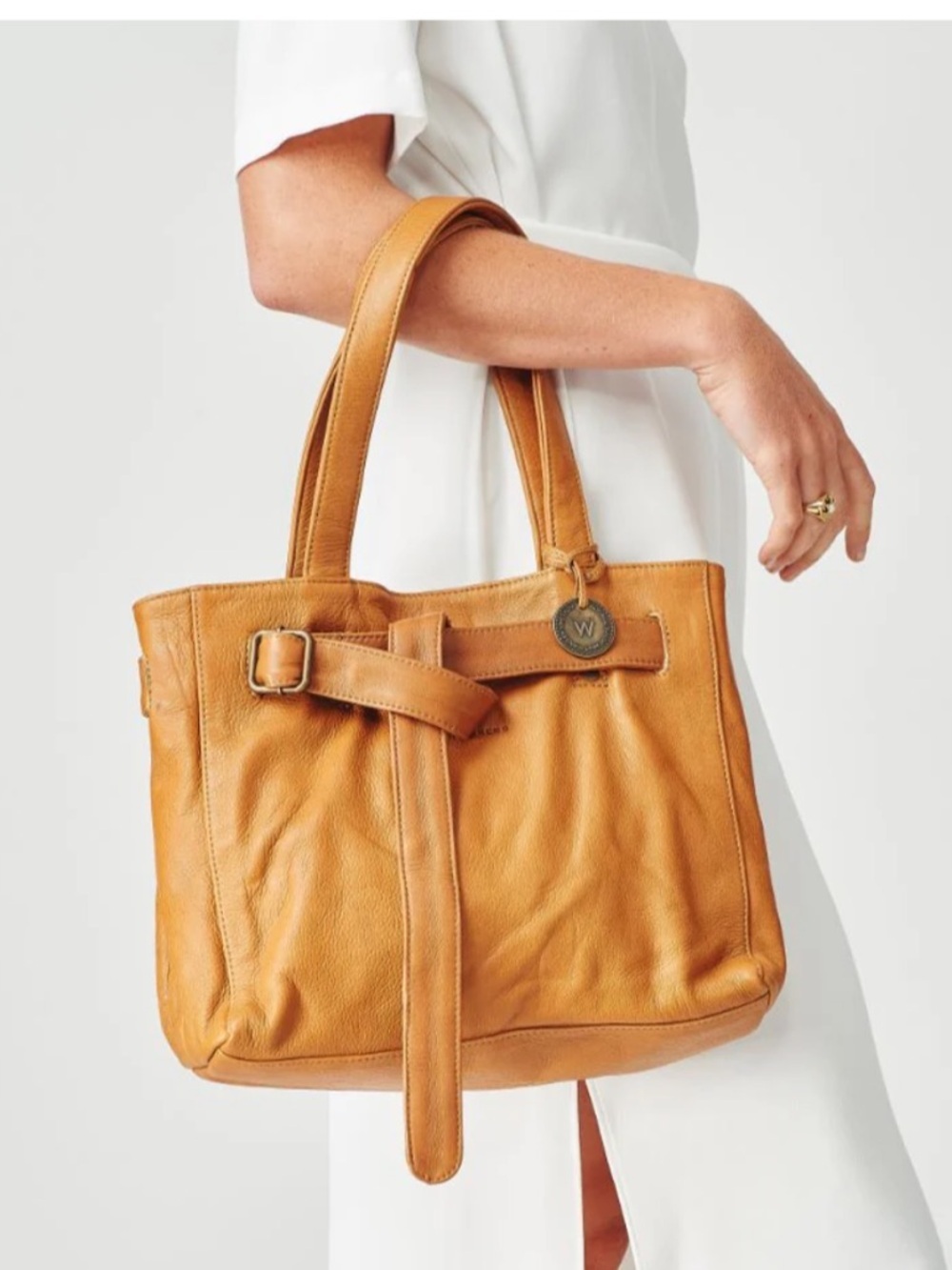 Wanderer THE VALENCIA HANDBAG in tan.